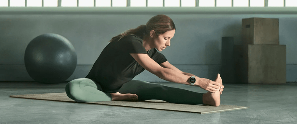 cvičící žena s hodinkami Garmin